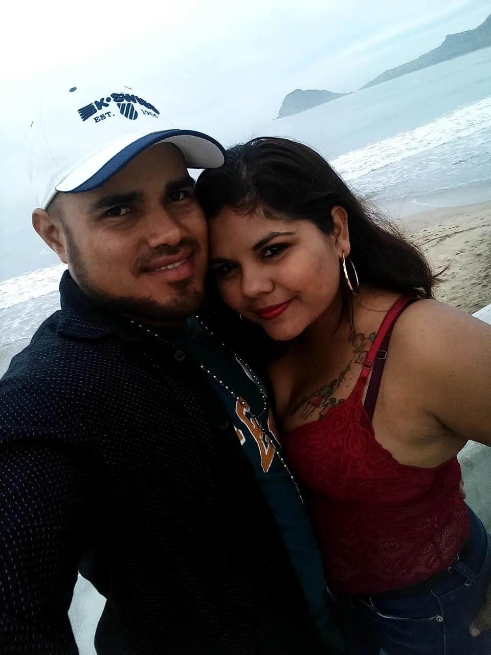 Jesús y Jacqueline frente al mar