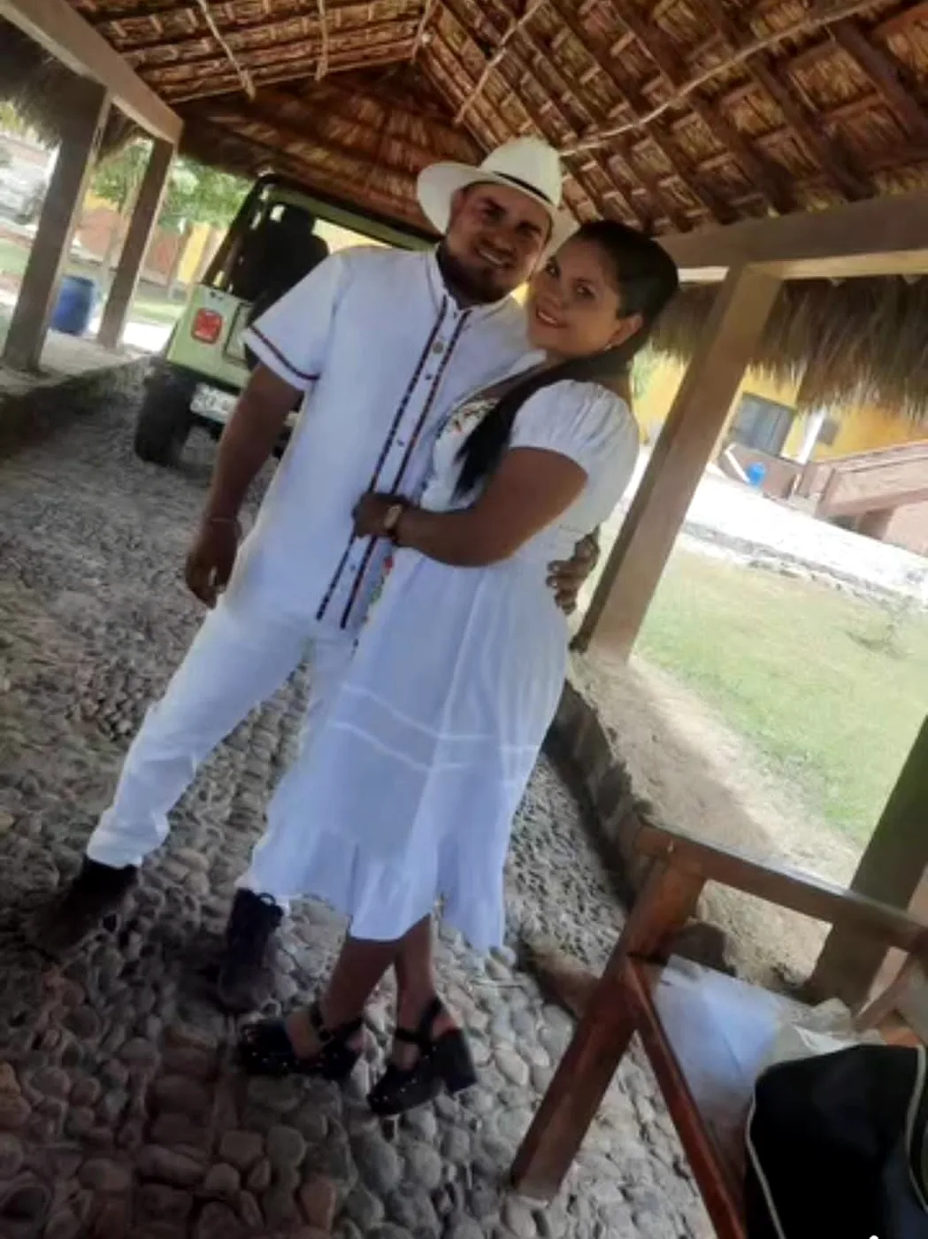 Jesús y Jacqueline vestidos de blanco bajo una palapa