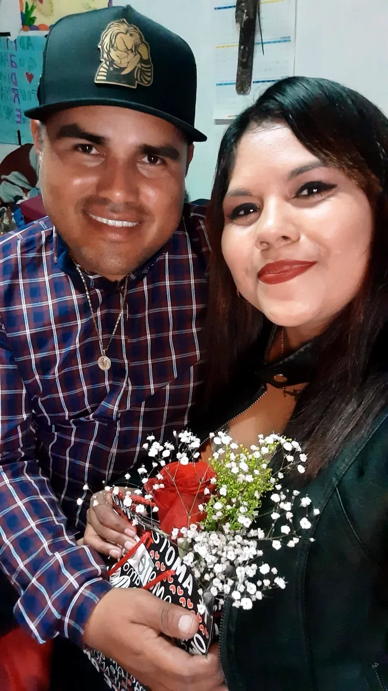 Jesús y Jacqueline juntos, ella con un ramo de flores